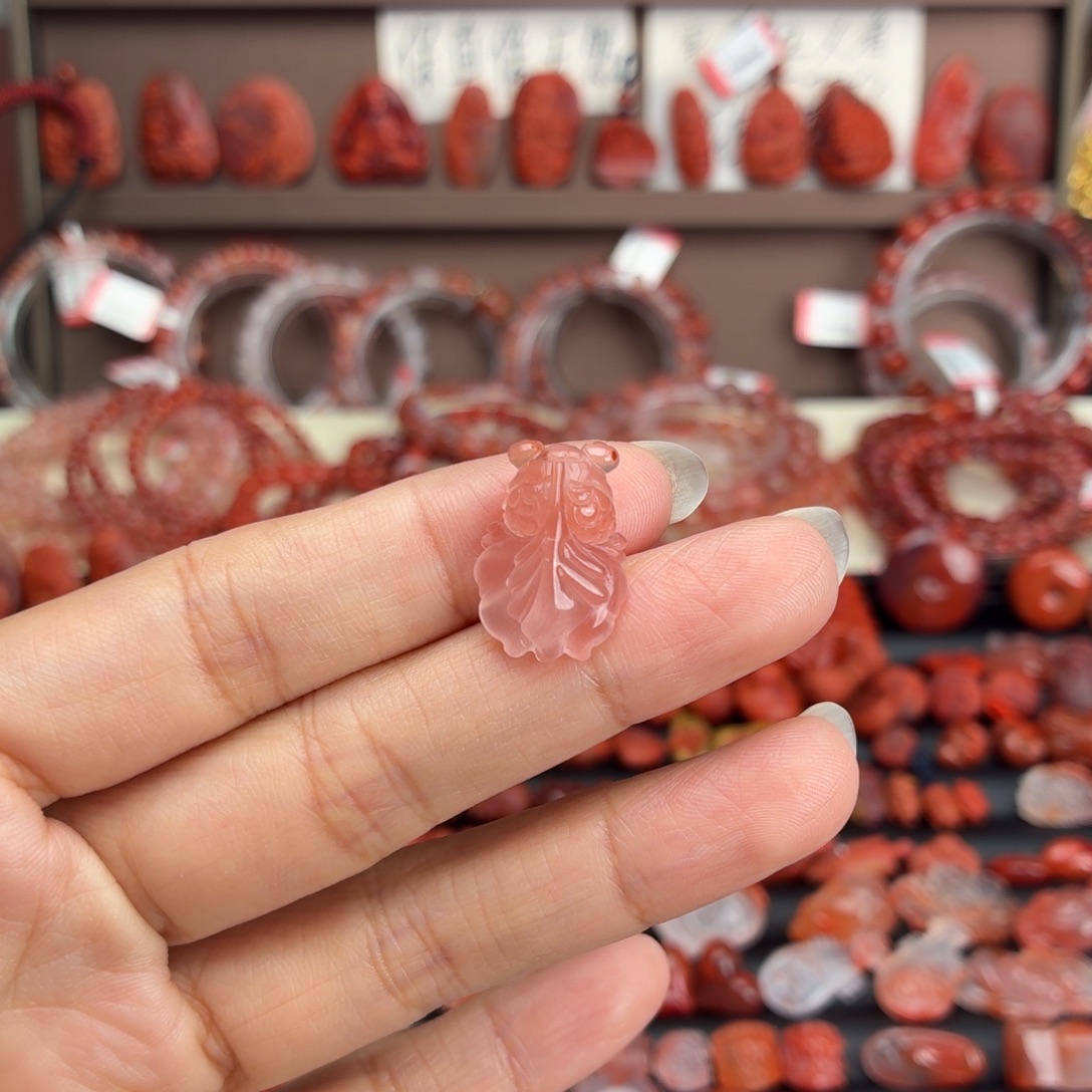 小****南红玛瑙未镶嵌颈饰金鱼吊坠