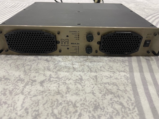 玛田4.2s功放一台、8欧2x1300w原装正品无修、