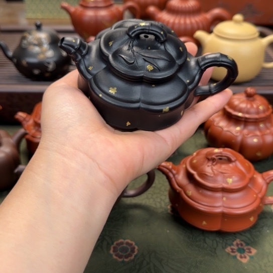 大***子宜兴紫砂六方海棠焐灰洒金