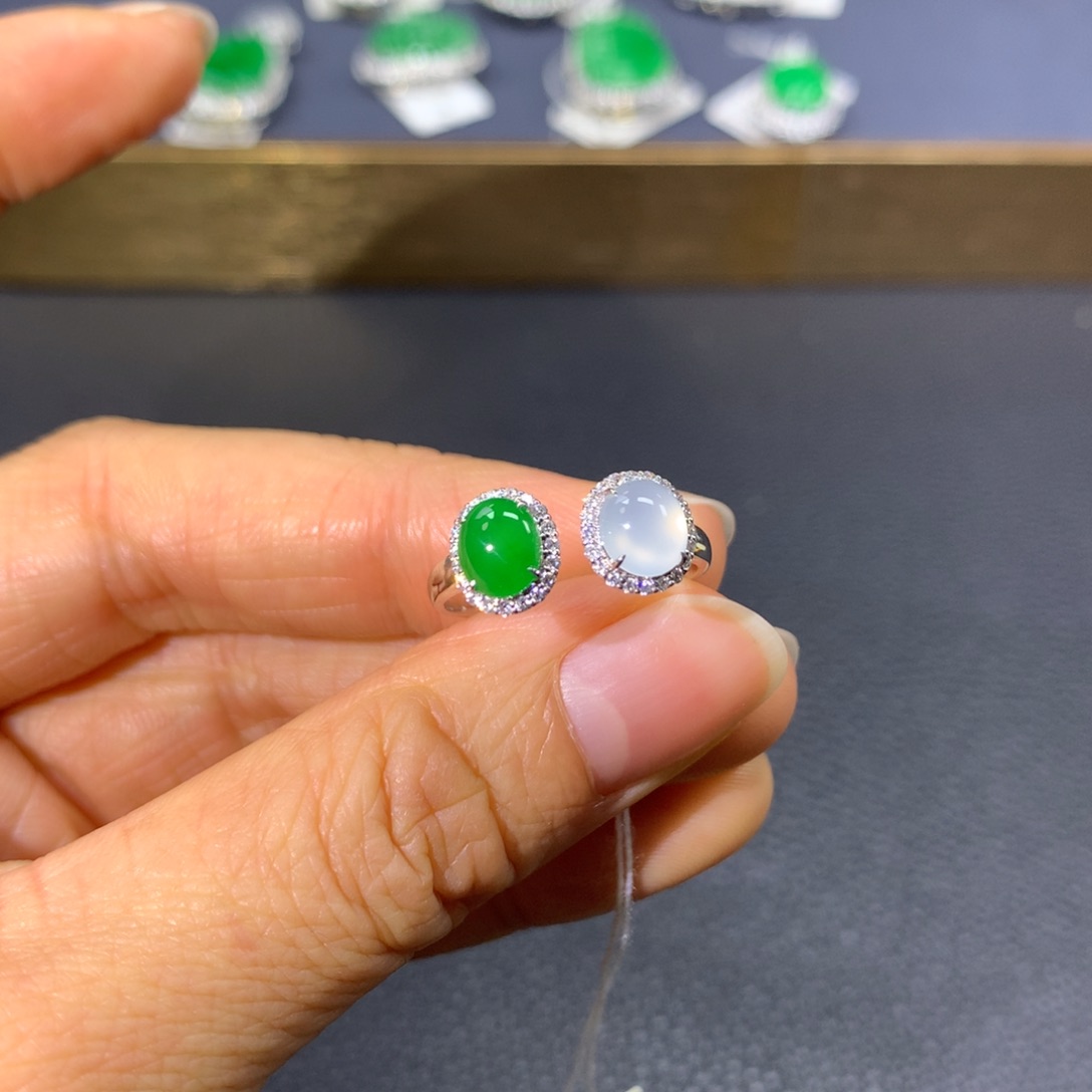 翡翠戒指18K金镶嵌翡翠