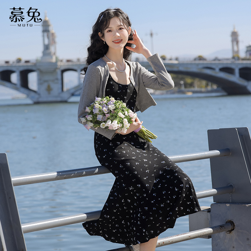 慕兔法式碎花连衣裙森女2025春季新款灰色针织开衫吊带裙两件套装