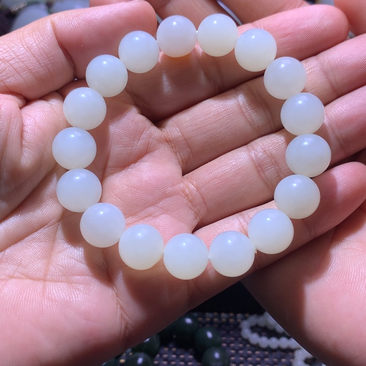 颂***蔚和田玉未镶嵌颈饰