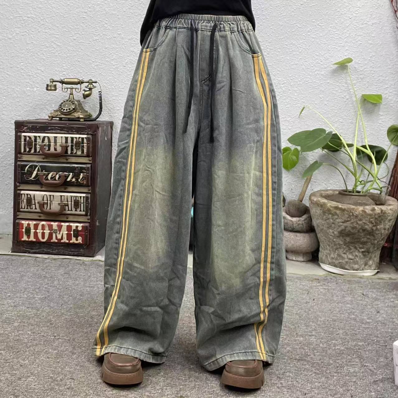 2620063浅蓝侧面两条黄竖条炒色阔腿牛仔裤（长100臀围132脚口66