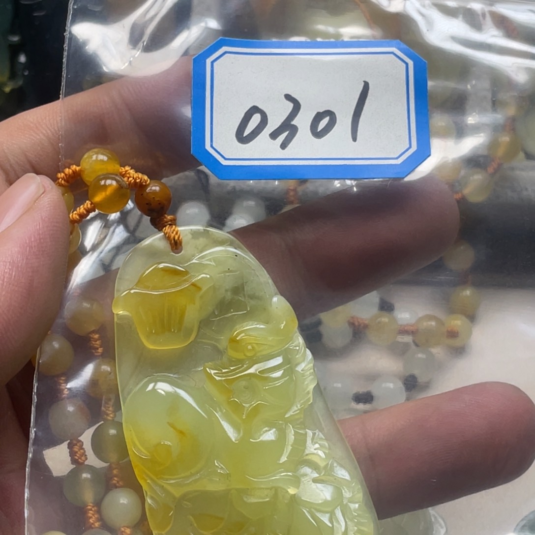 蛇纹石玉颈饰合金吊坠