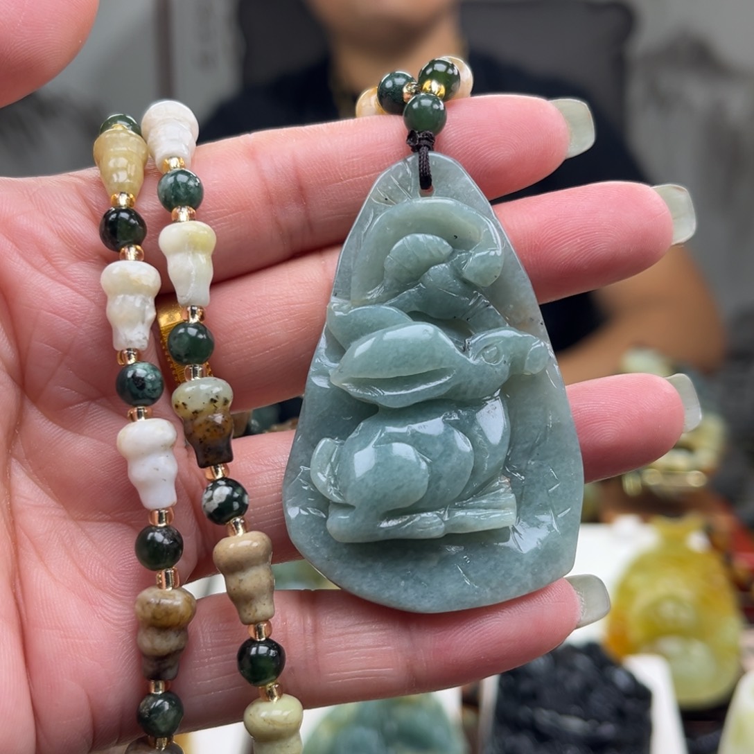 岫玉未镶嵌颈饰挂件