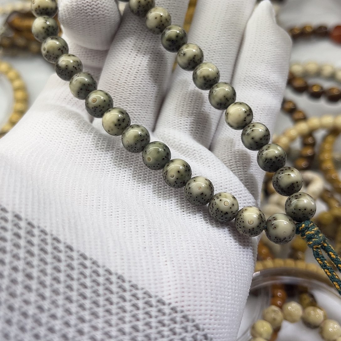 星月菩提吊坠绿包白手持