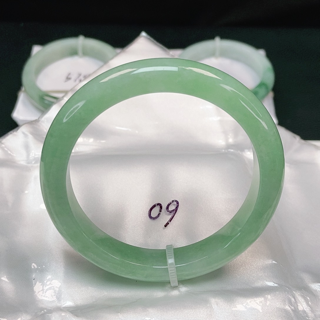 翡翠手镯未镶嵌泥鳅背