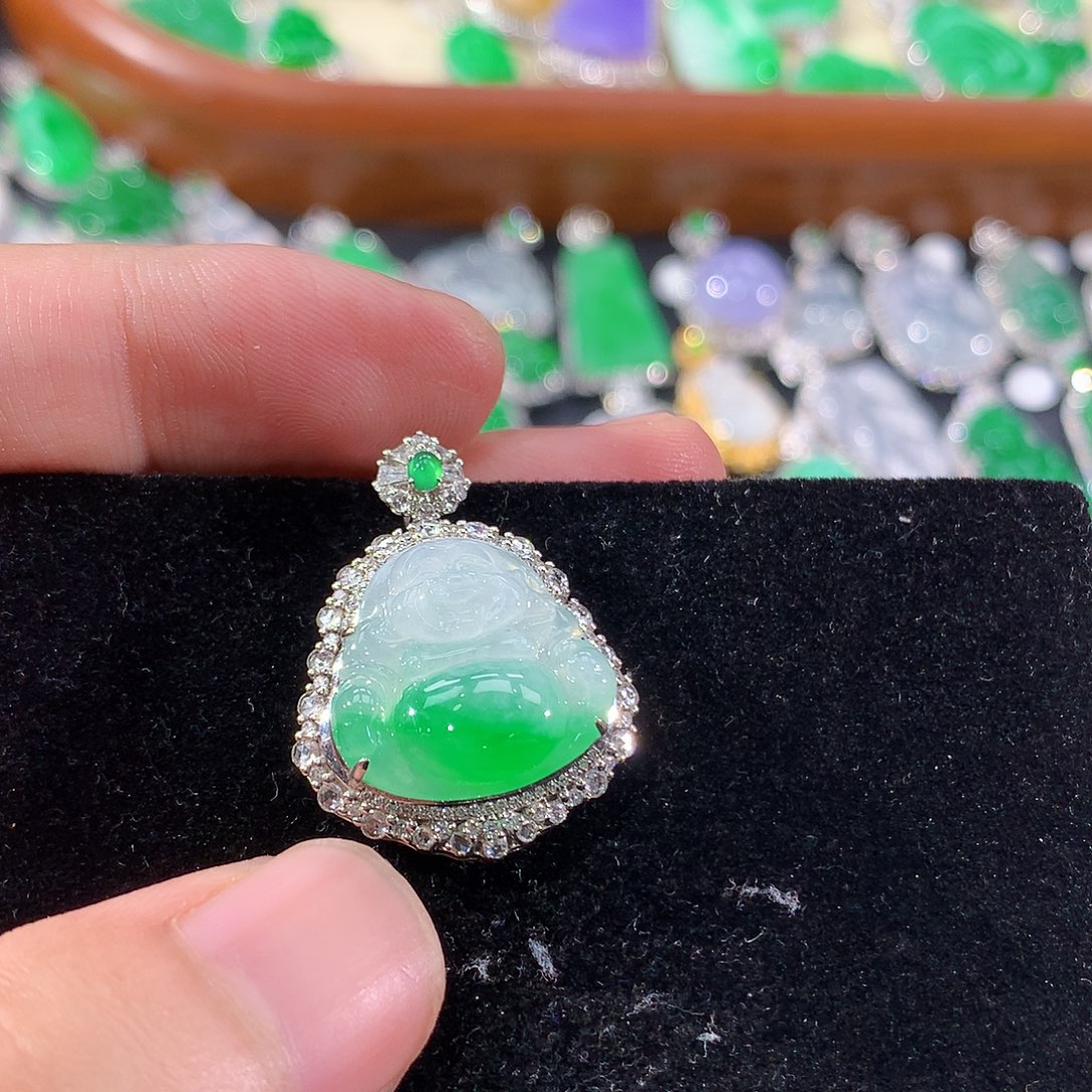 翡翠18K金镶嵌颈饰