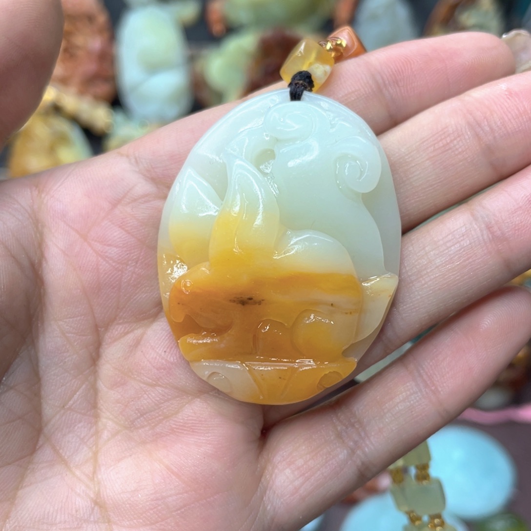 蛇纹石玉颈饰未镶嵌