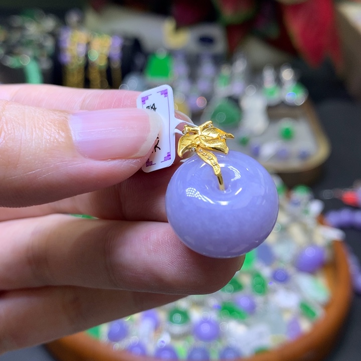 颈饰18K金镶嵌翡翠