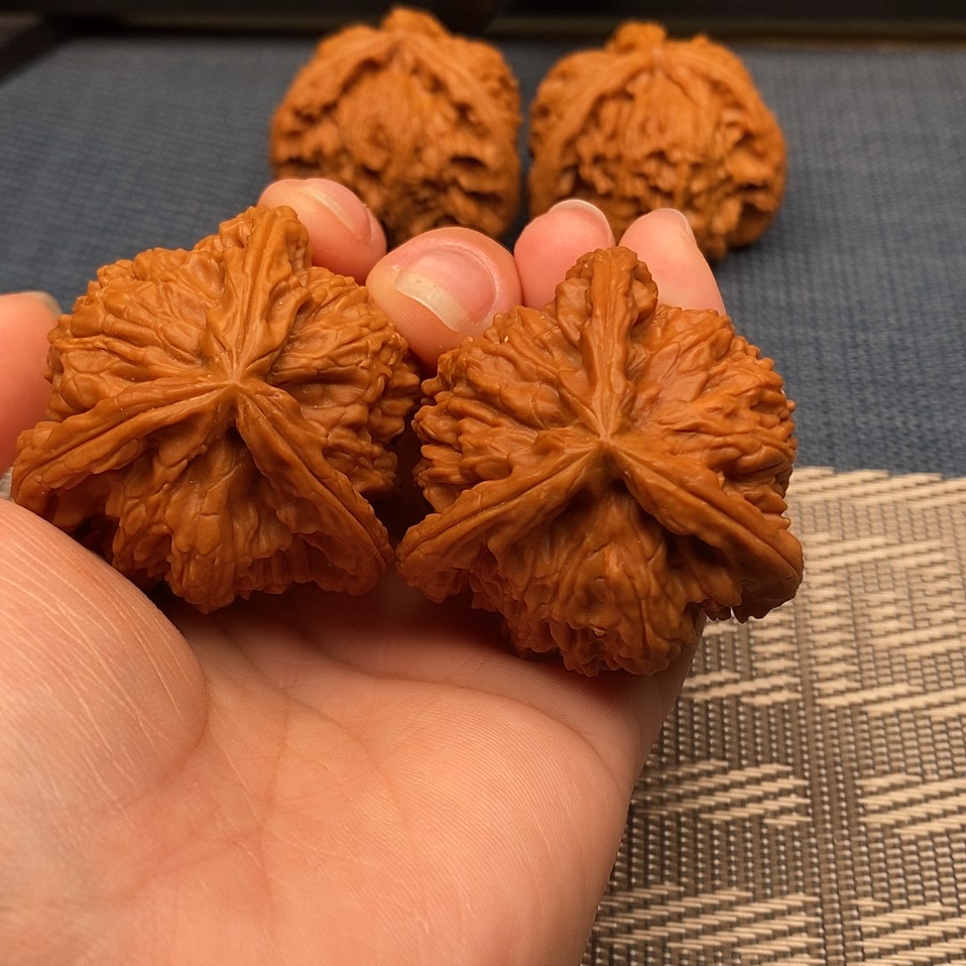 偷***恋文玩核桃吊坠三棱