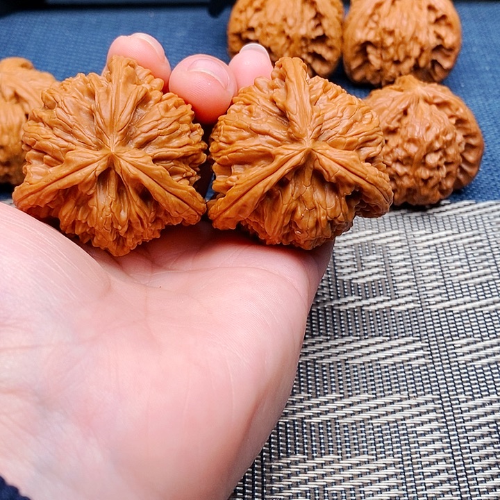 卖***妹文玩核桃吊坠三棱