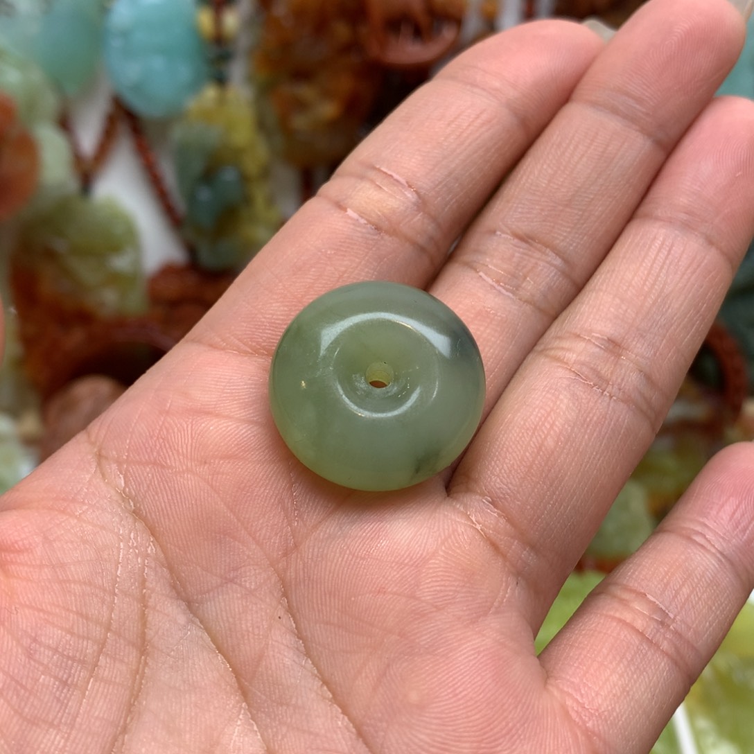 蛇纹石玉颈饰未镶嵌