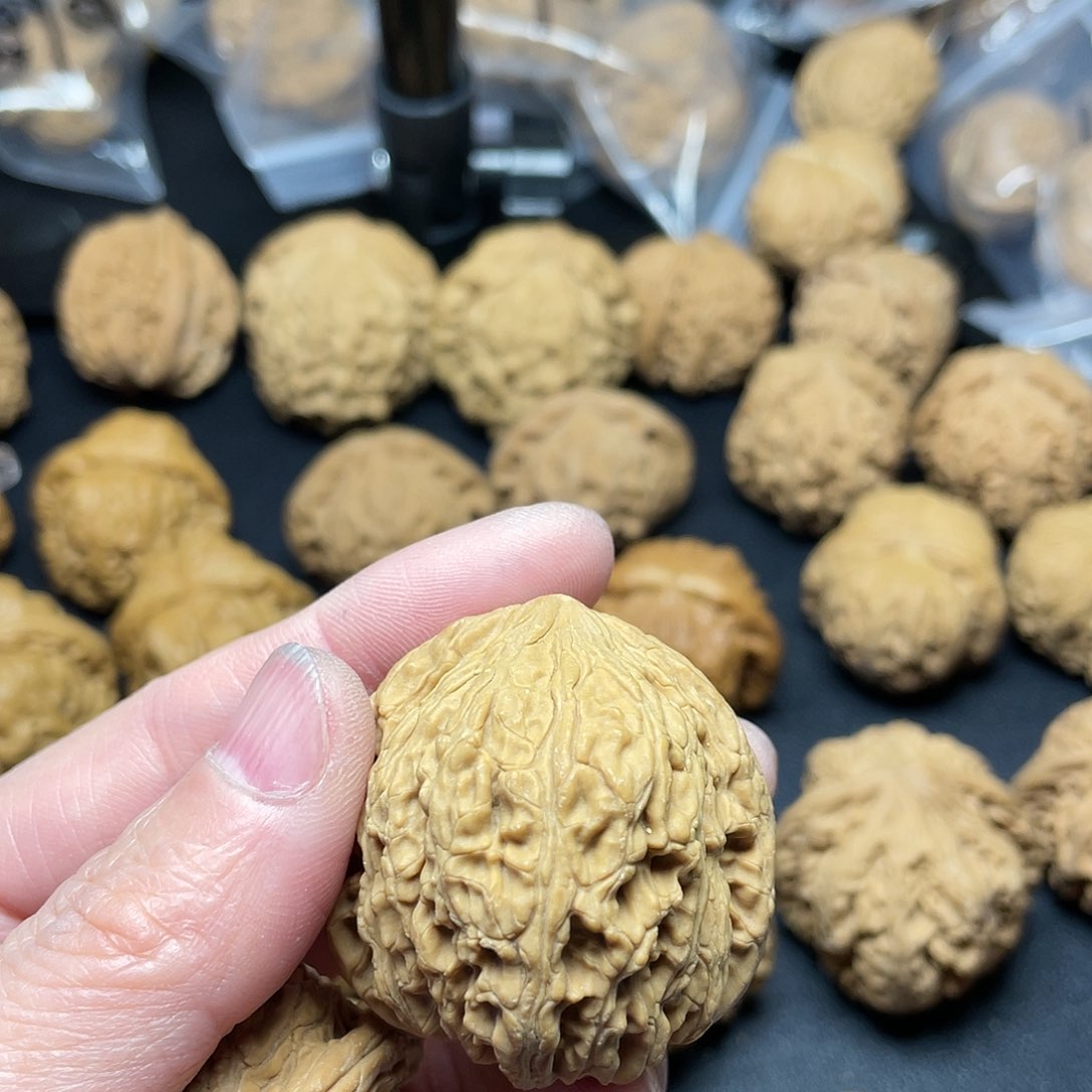 文玩核桃吊坠请***笑绣球