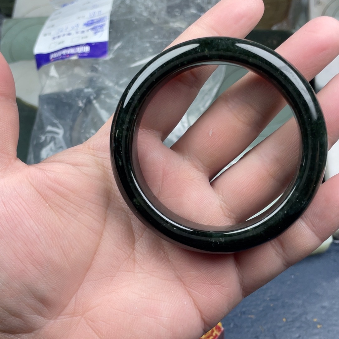 汐***曦和田玉未镶嵌手镯