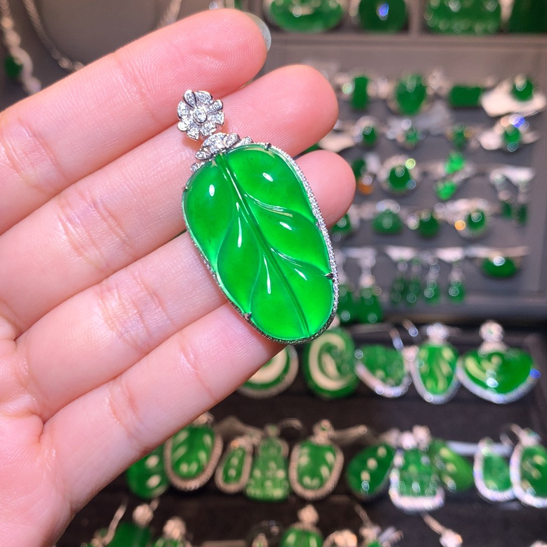 翡翠颈饰18K金镶嵌叶子