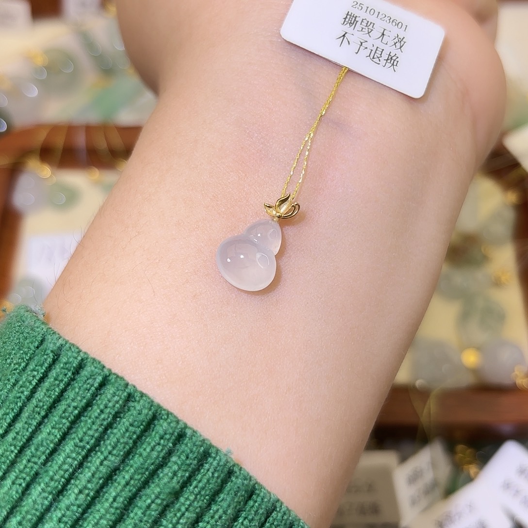 翡翠18K金镶嵌颈饰葫芦