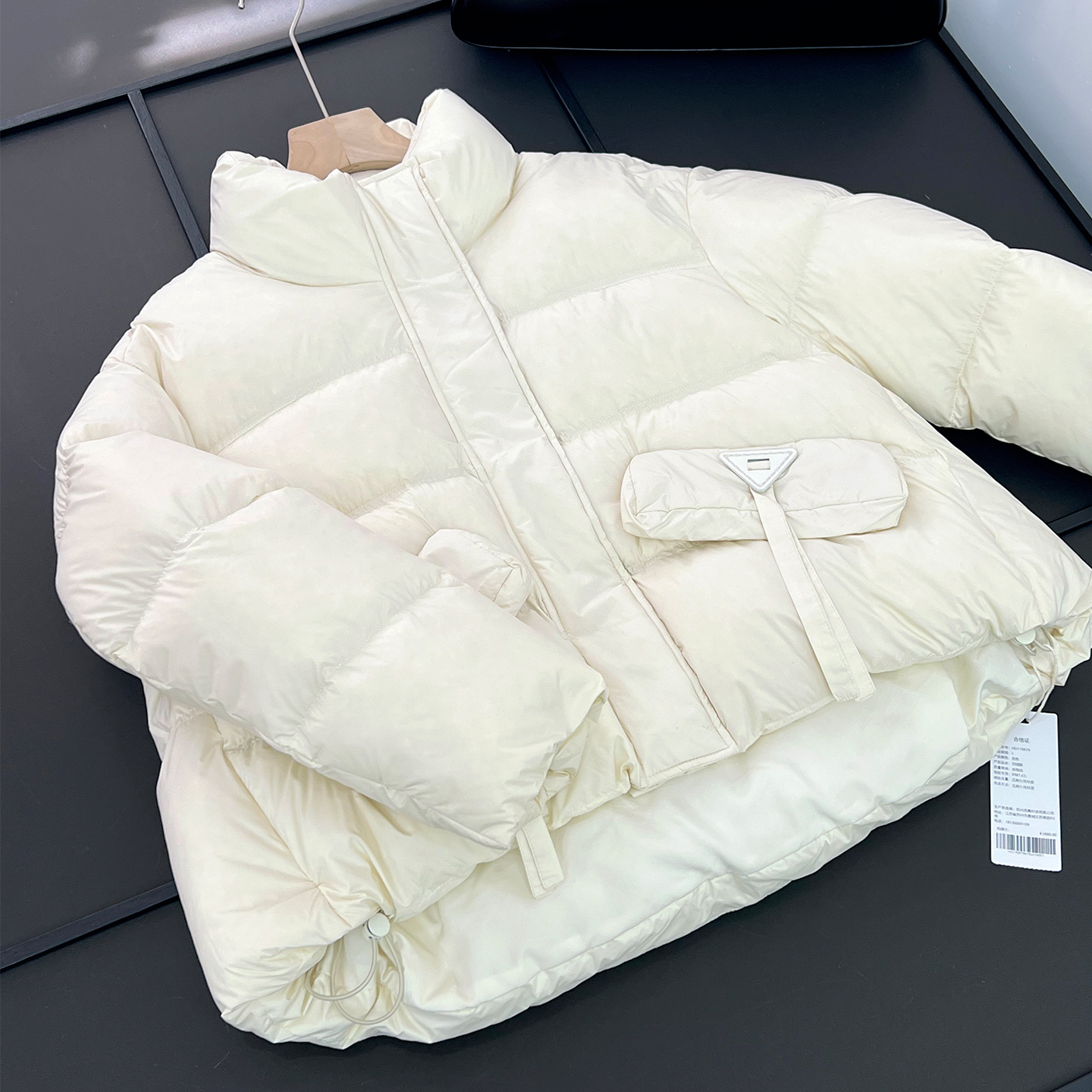 85白鸭绒！高品质蓬松保暖 立领倒三角飘带设计短款羽绒服外套