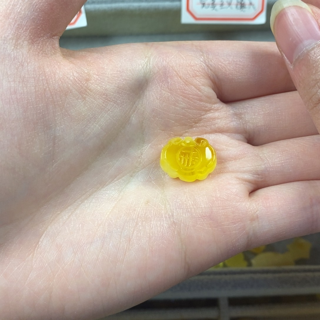 琥珀裸石未镶嵌?**莹平安锁