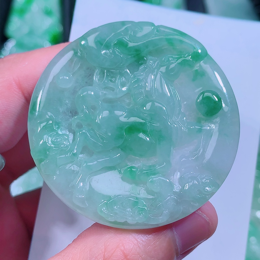 天然A货缅甸翡翠飘绿马牌吊坠，照片左滑看尺寸