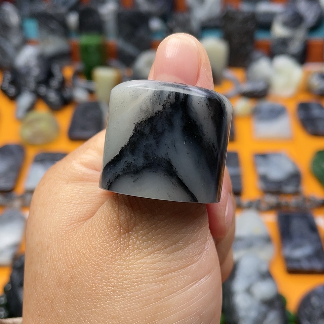 麟***鲜和田玉未镶嵌戒指