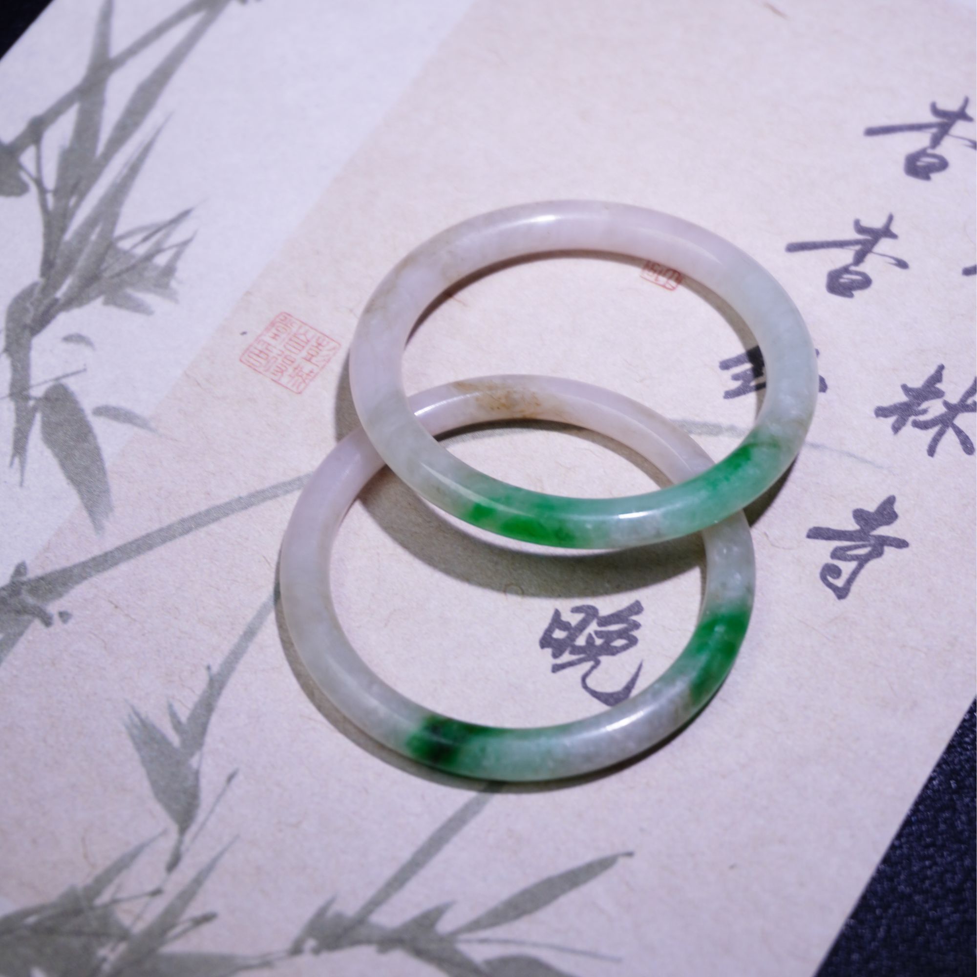 盛夏家I老翡翠辣色飘绿白底青平安圈I袈裟扣一对