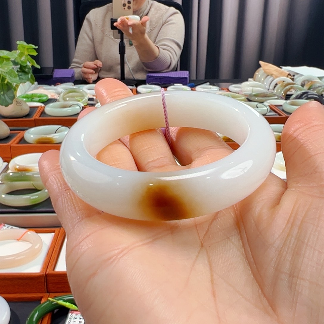 和田玉金山矿天地糖手镯卡52.4未镶嵌净*