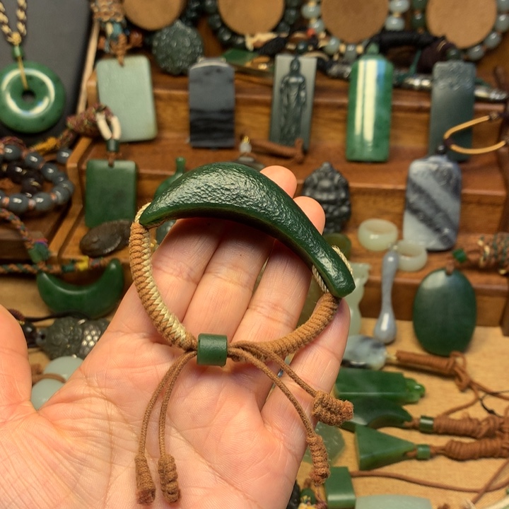 茉***陌和田玉未镶嵌颈饰