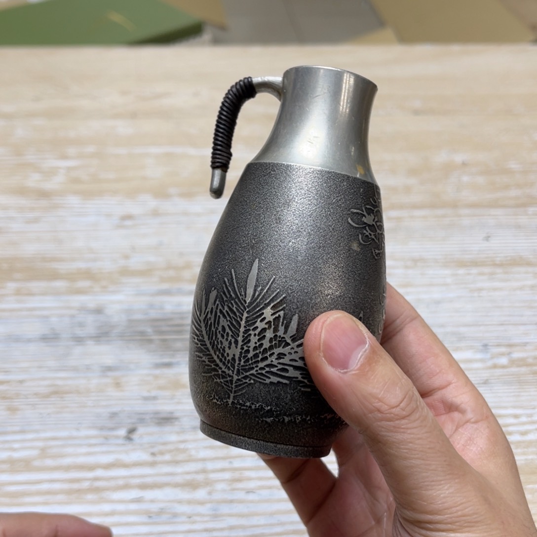 瓷片圆*密密麻麻地排列着一个