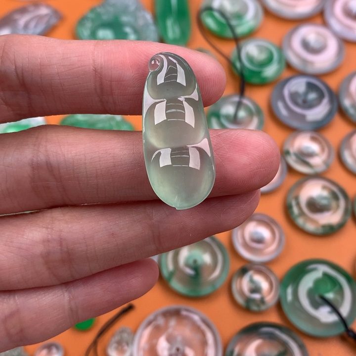 翡翠挂件未镶嵌…..