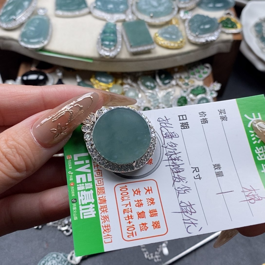 翡翠颈饰未镶嵌翡翠