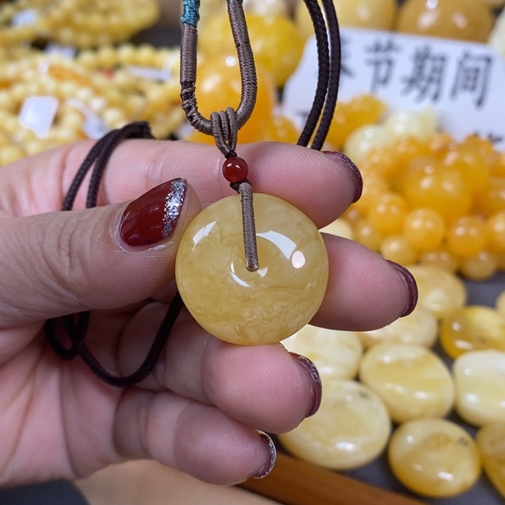 琥珀颈饰未镶嵌平安扣