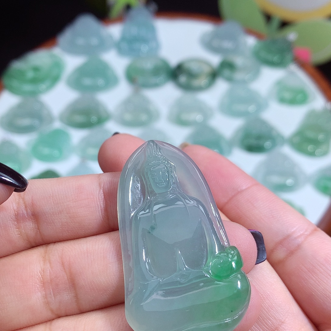 翡翠未镶嵌颈饰观音