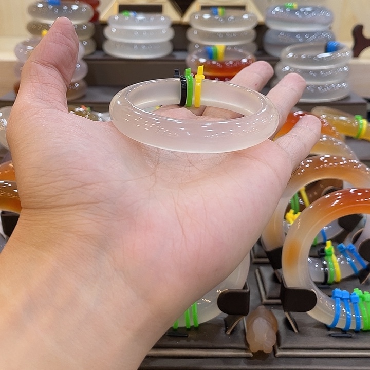 小****玛瑙/玉髓未镶嵌手镯