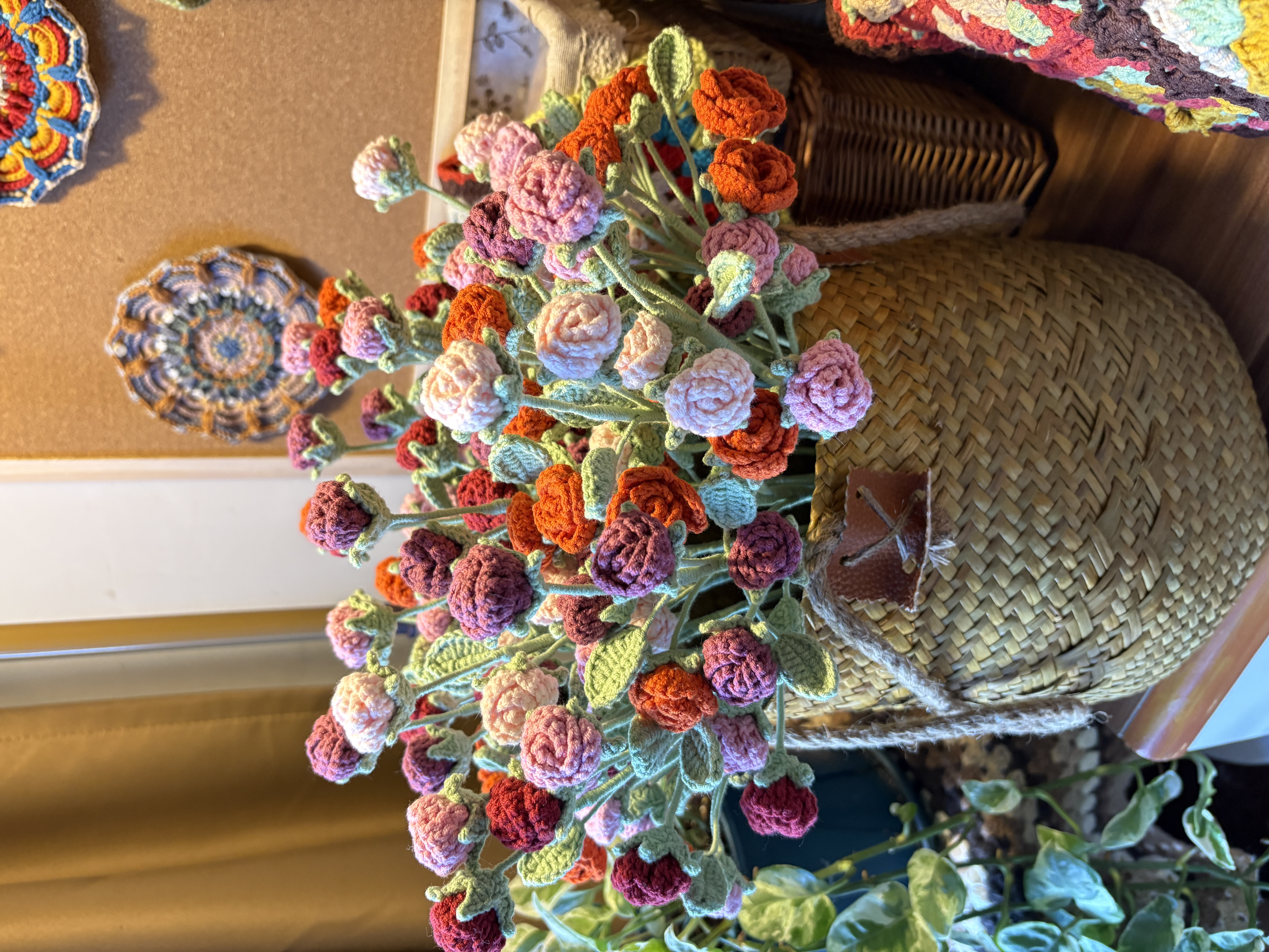 直播间手工钩织衣服、抱枕等选款产品