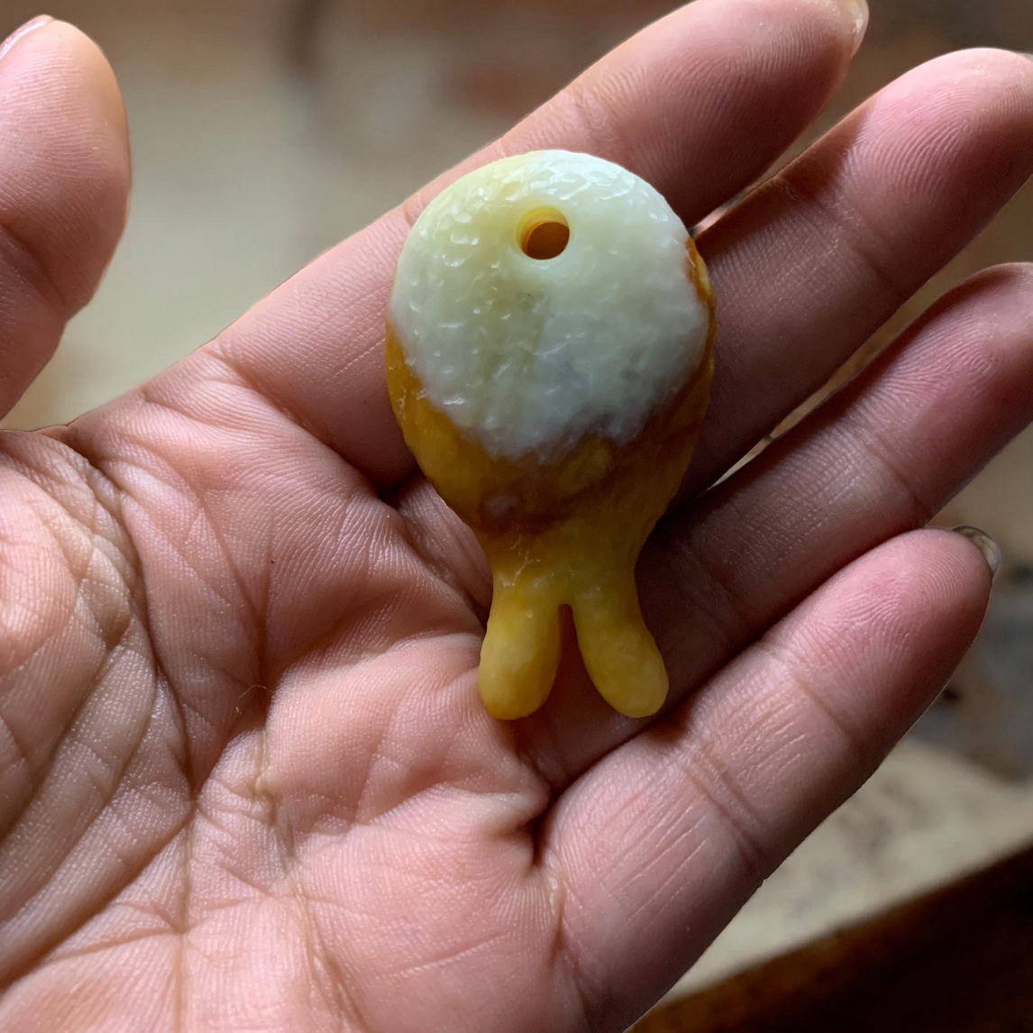 天然岫玉手工锤纹花玉小鱼挂件男女同款