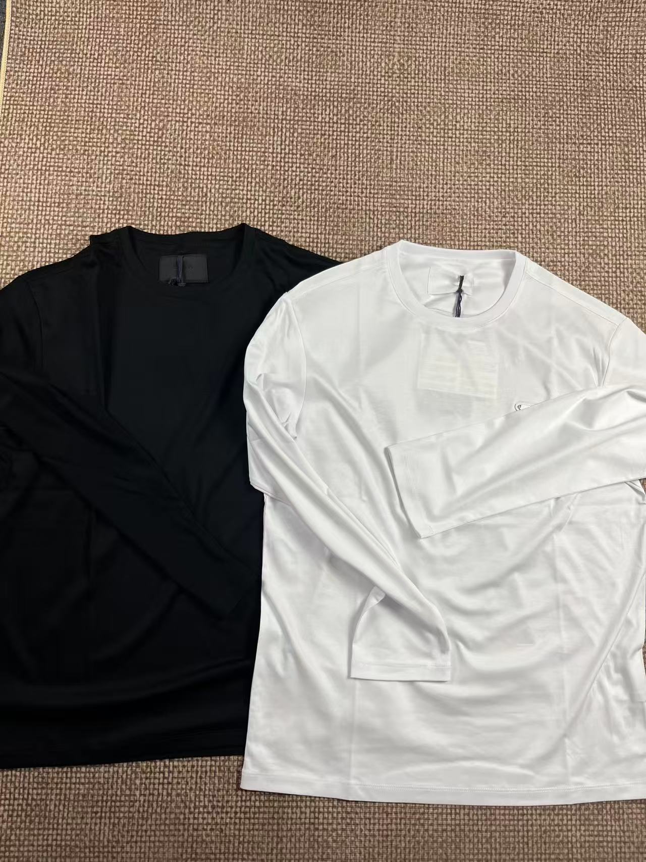 普普通通常规版型基础丝光胸标长袖圆领T