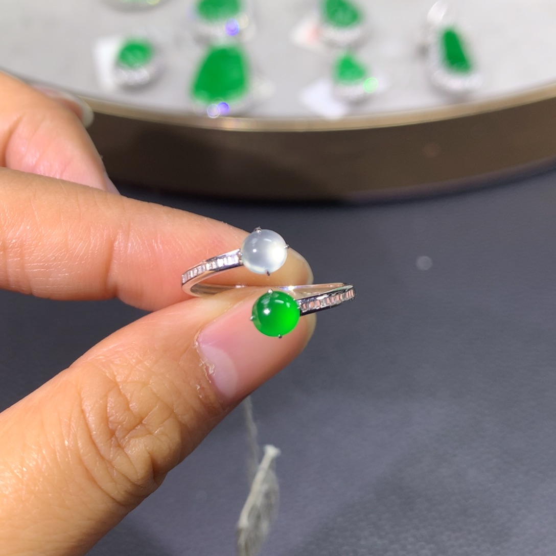 翡翠戒指18K金镶嵌翡翠