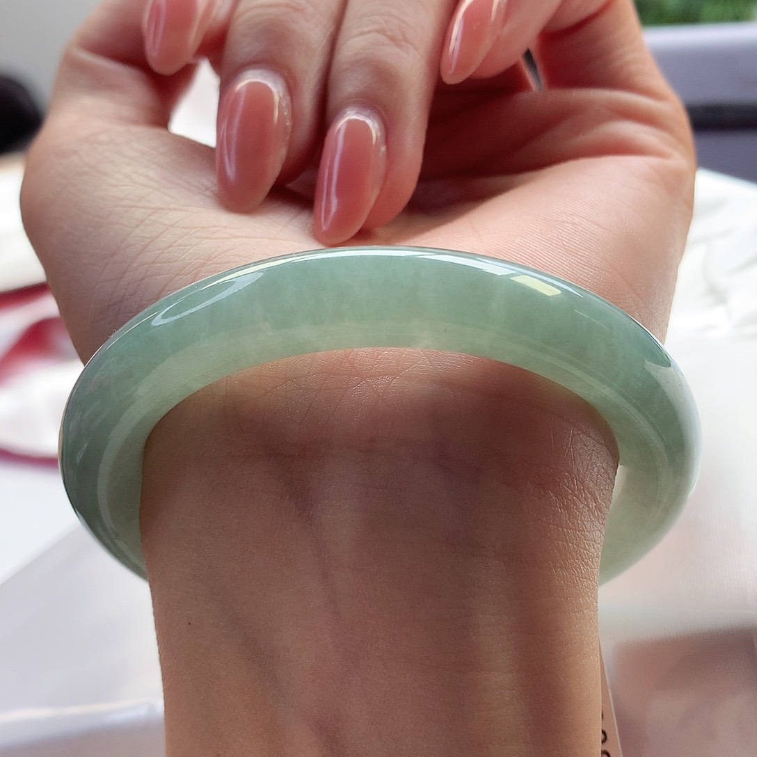 翡翠手镯未镶嵌55-56圈口满冰湖绿