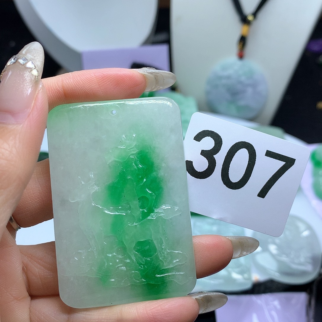 翡翠吊坠(赠链)未镶嵌