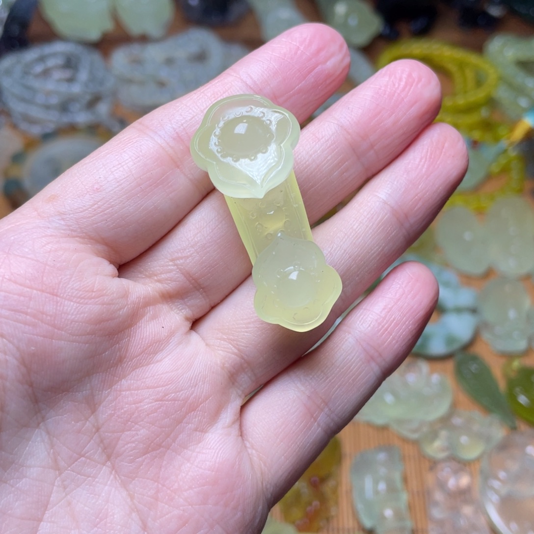 未镶嵌蛇纹石玉吊坠