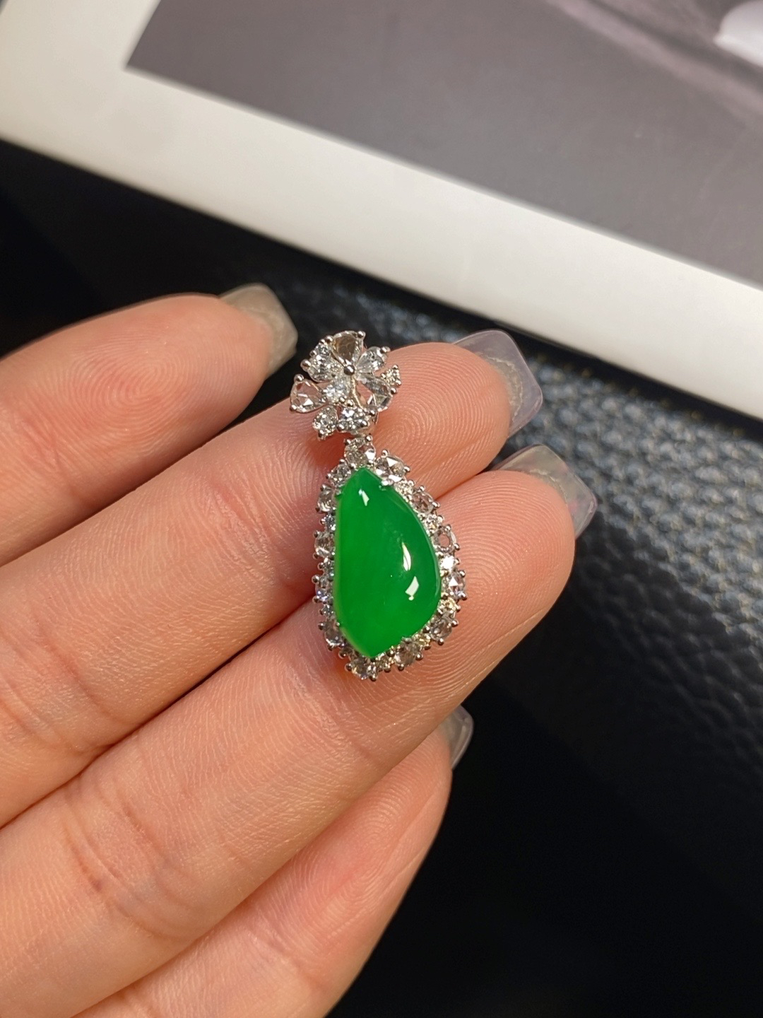 【拾玥珠宝】天然缅甸翡翠A货 阳绿福瓜吊坠