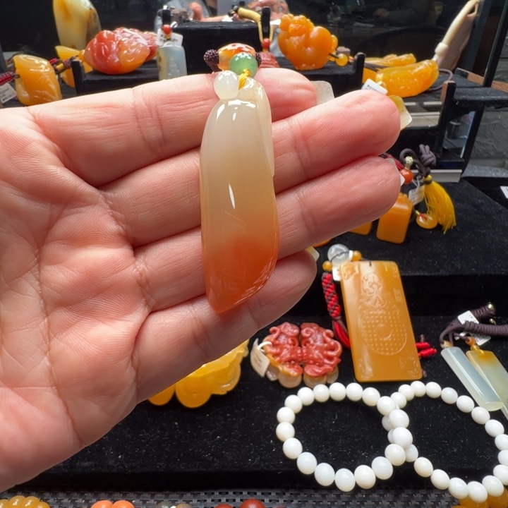 未镶嵌石英质玉（黄龙玉）颈饰