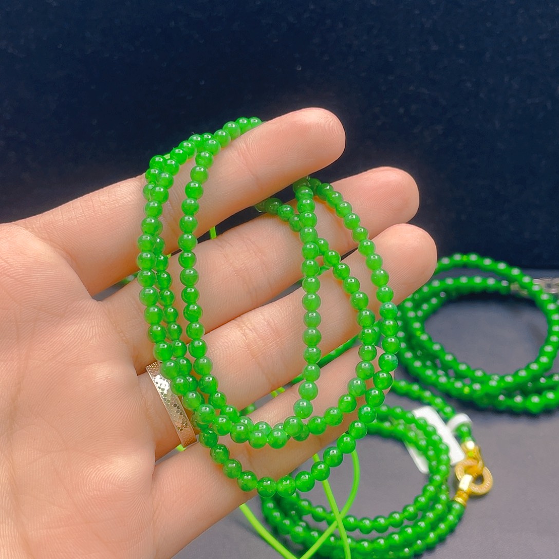 翡翠未镶嵌颈饰       