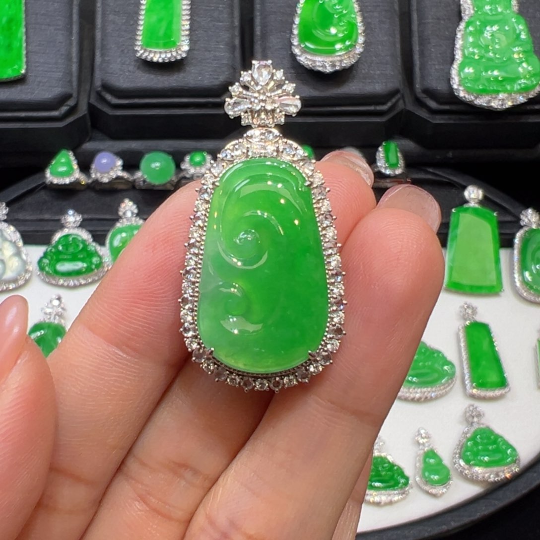 翡翠颈饰18K金镶嵌翡翠