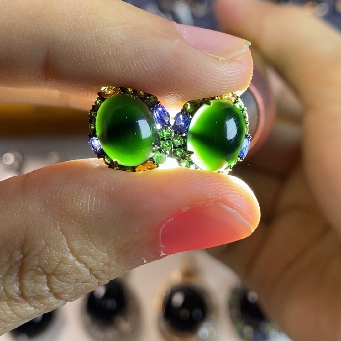 18K金镶嵌翡翠耳饰