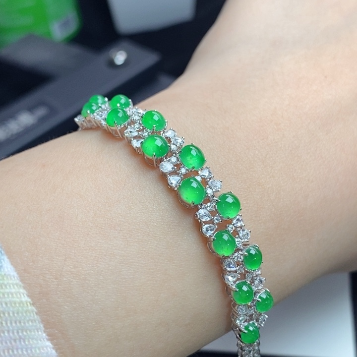 18K金镶嵌翡翠手链蛋面