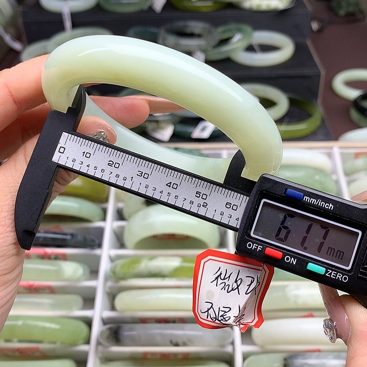 蛇纹石玉手镯未镶嵌551