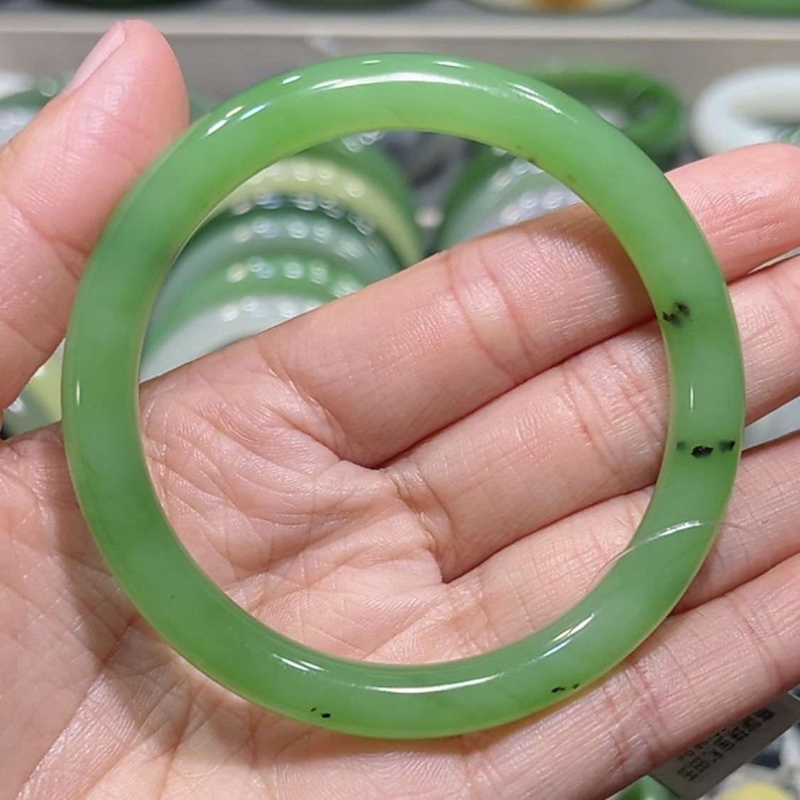 和田玉俄料碧玉苹果绿手镯54-55圈口（圆条）
