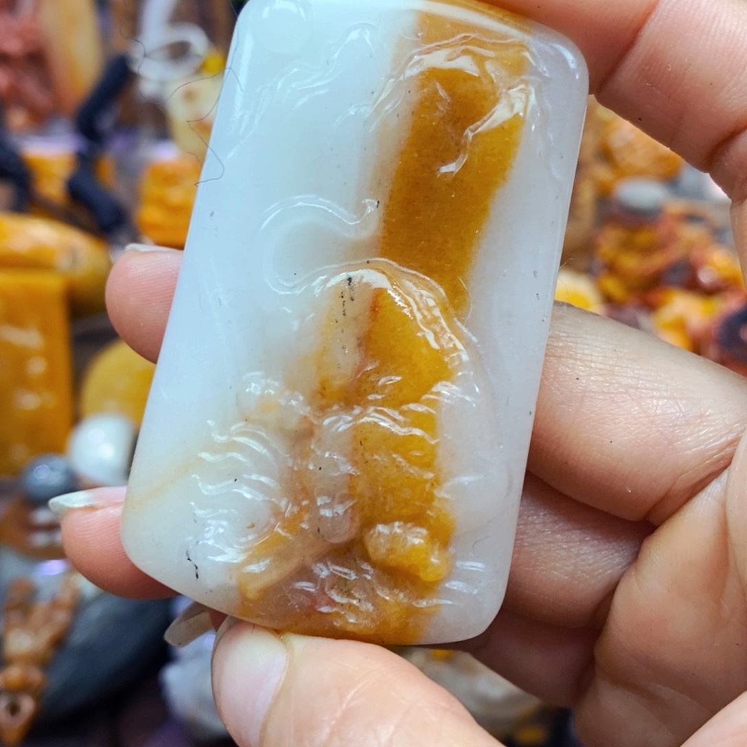 未镶嵌石英质玉（黄龙玉）颈饰